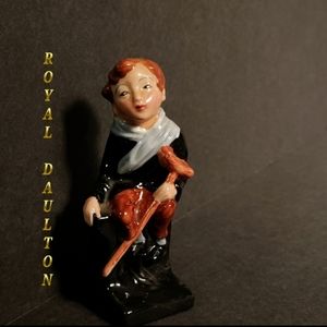 ROYAL DAULTON FIGURINE⭐